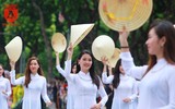 {ẢNH] Thiếu nữ Hà thành làm bừng sáng phố phường trong tà áo dài truyền thống